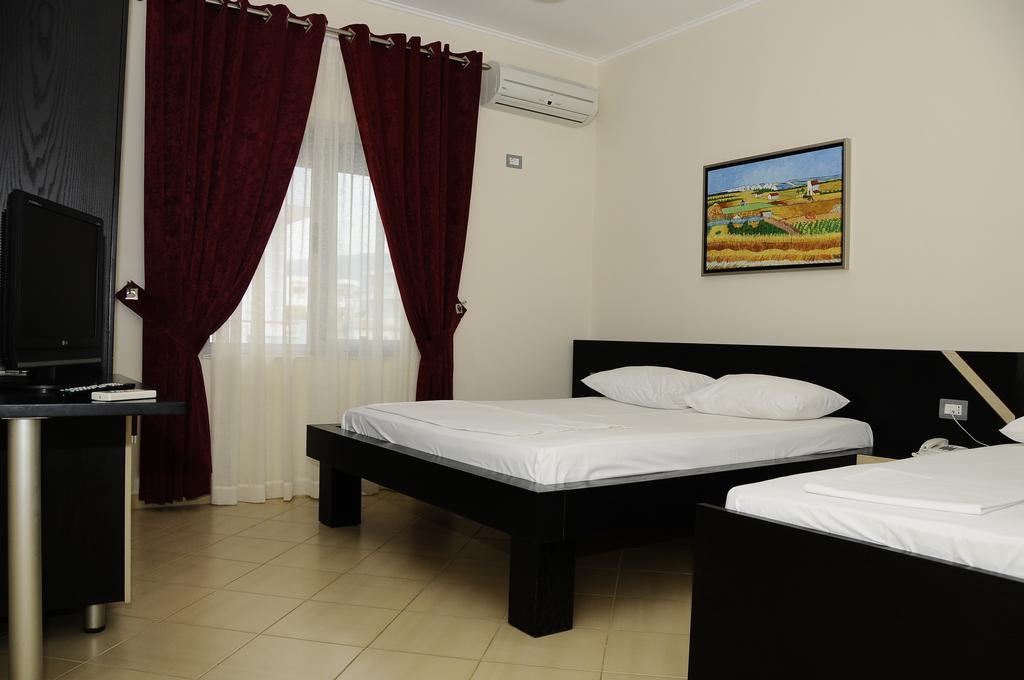 Tirana Hotel Ксамил Стая снимка